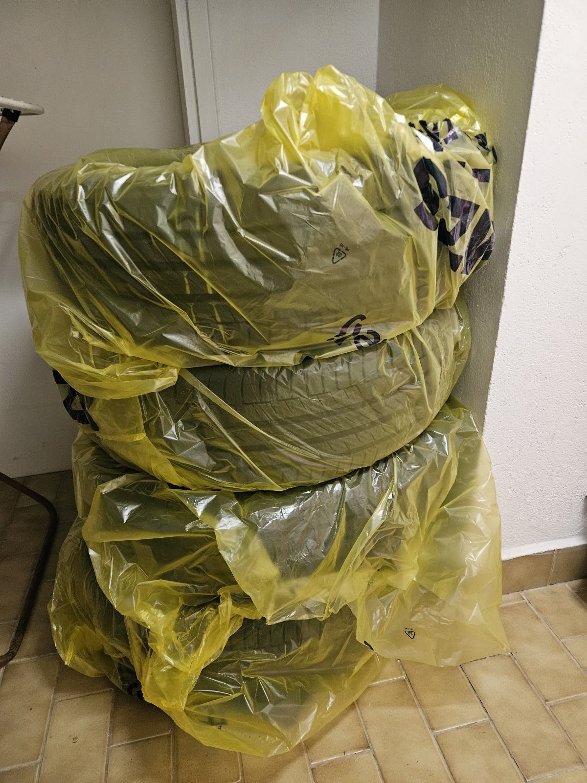 pnevmatike-continental-215-55-18-poletna
