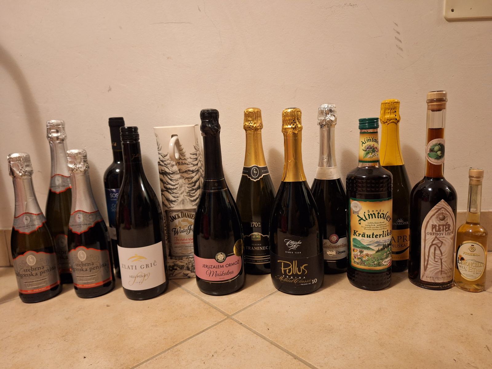 Alkoholna pijača, cena za vse skupaj 50€.