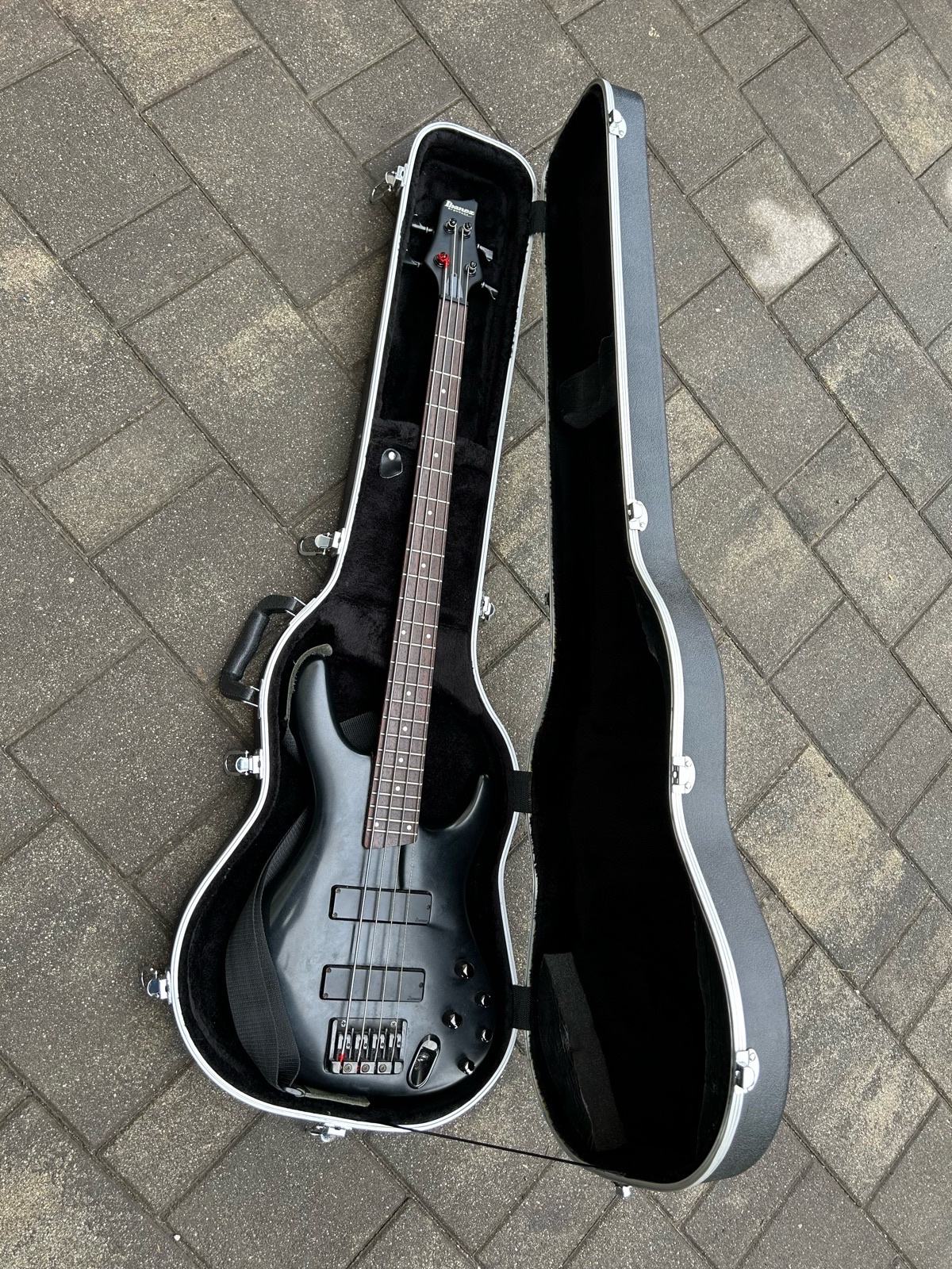 Ibanez bas kitara
