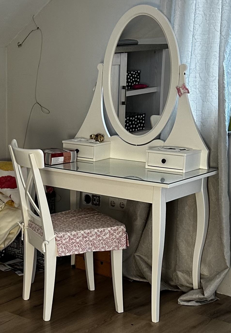 Kozmetična miza IKEA s stolom.