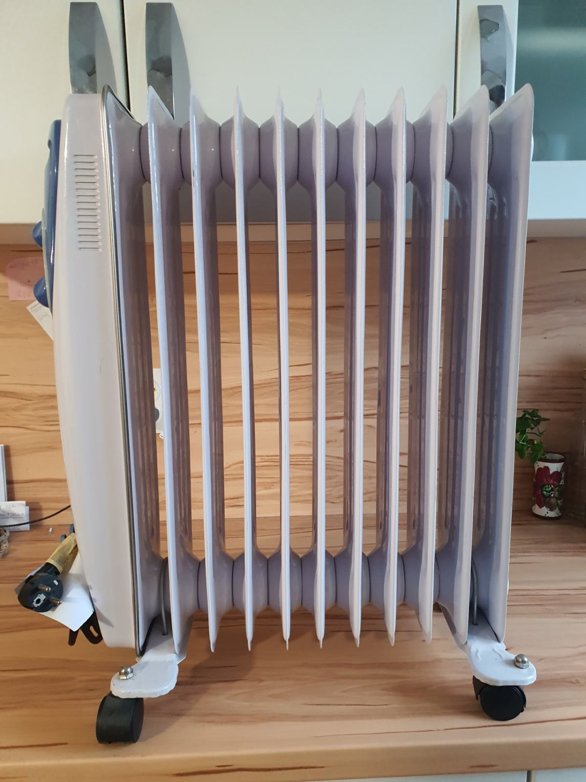 Oljni Radiator PRENOSNI ELEKTRIČNI OLJNI RADIATOR, RADIJATOR 2000W, kot nov