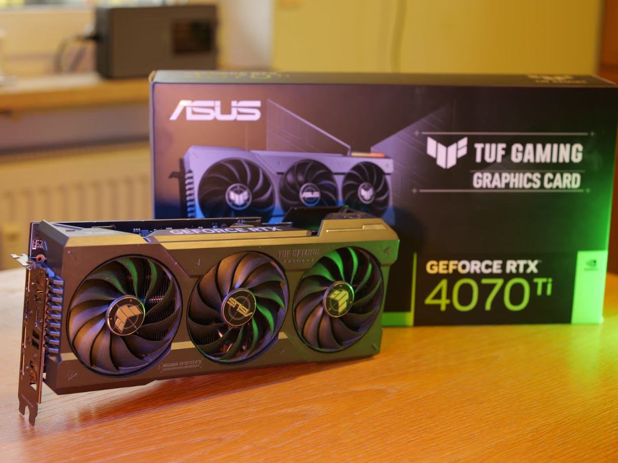 Asus NVIDIA GeForce RTX 4070 Ti Super TUF Gaming — izvrstno stanje!