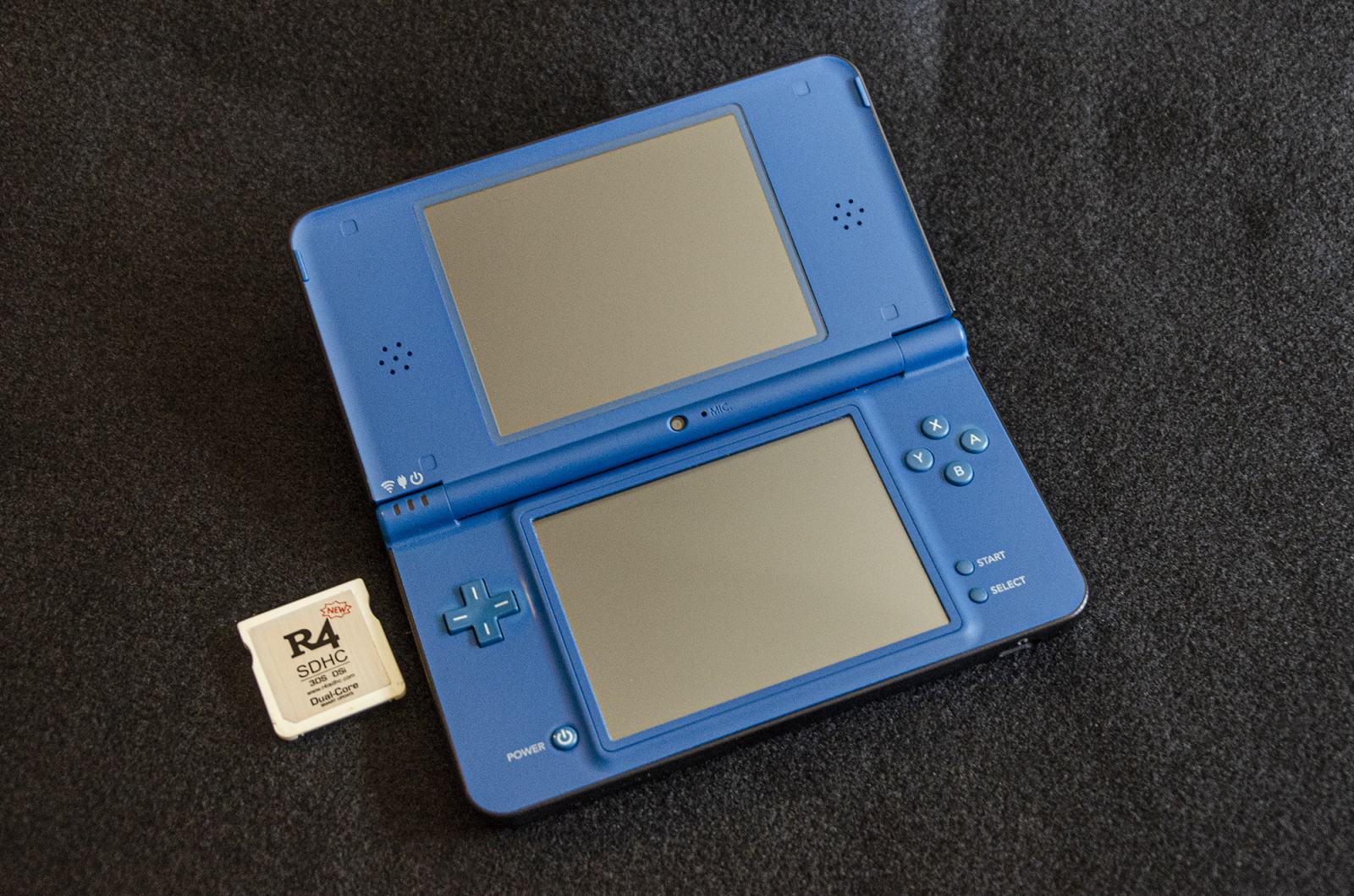 Nintendo DSi XL, Odklenjen (R4 Card), Moder, Zelo lepo ohranjen