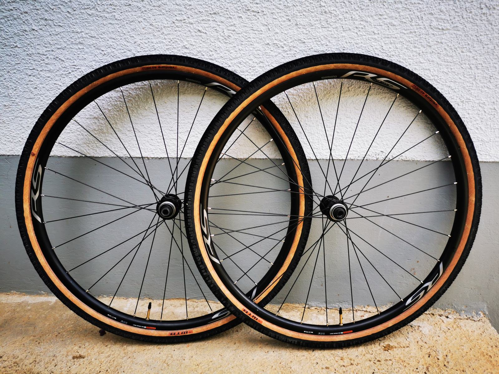 The Shimano WH-RS171 Disc road bike wheels succeed the popular WH-RS170 Disc. The wheels are optically slightly 'cleaner' and also have a wider 19 mm rim. This makes the wheels suitable for