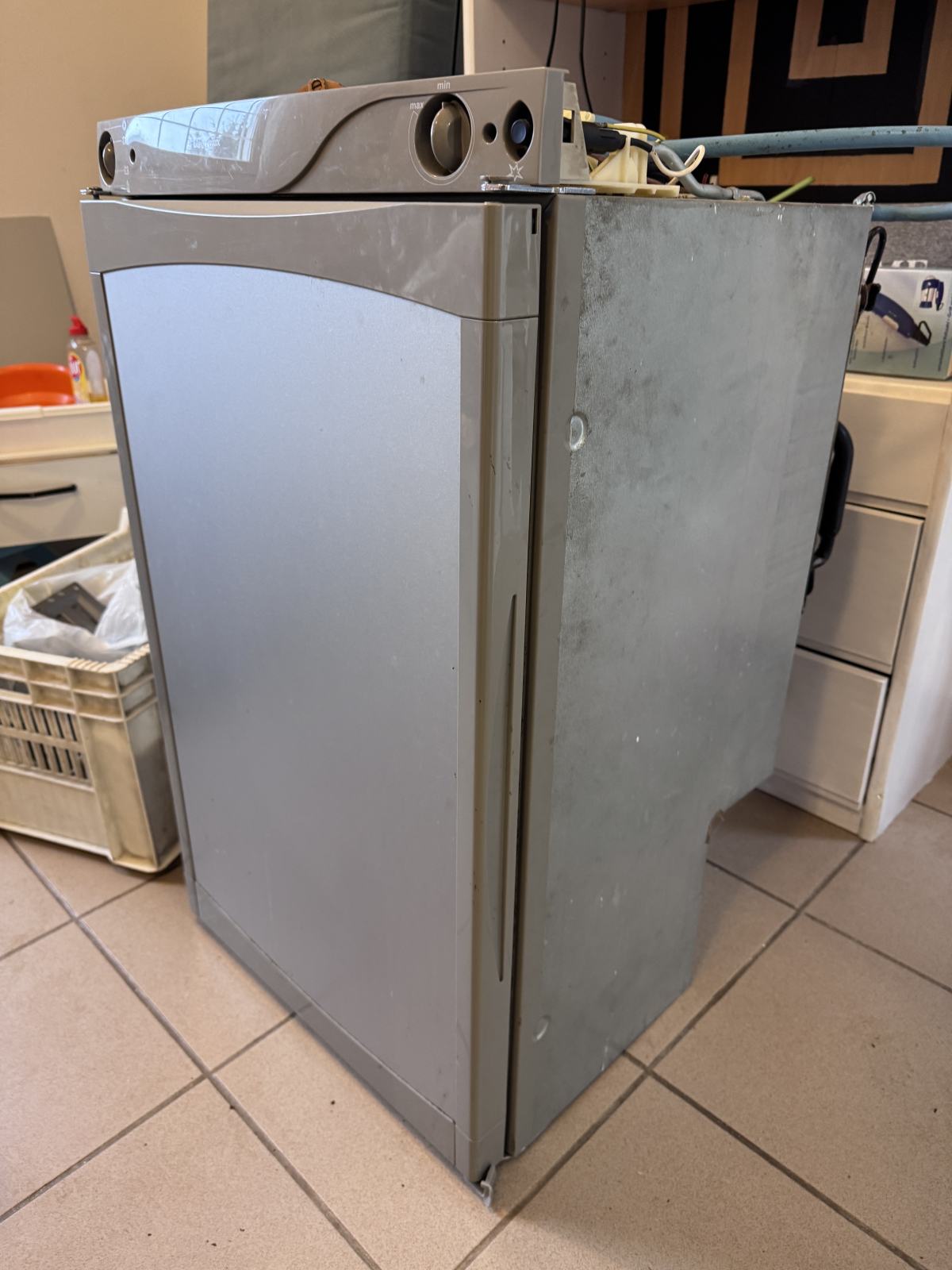 kombinirani-12v-220v-plinski-hladilnik-dometic-c40-110-77l