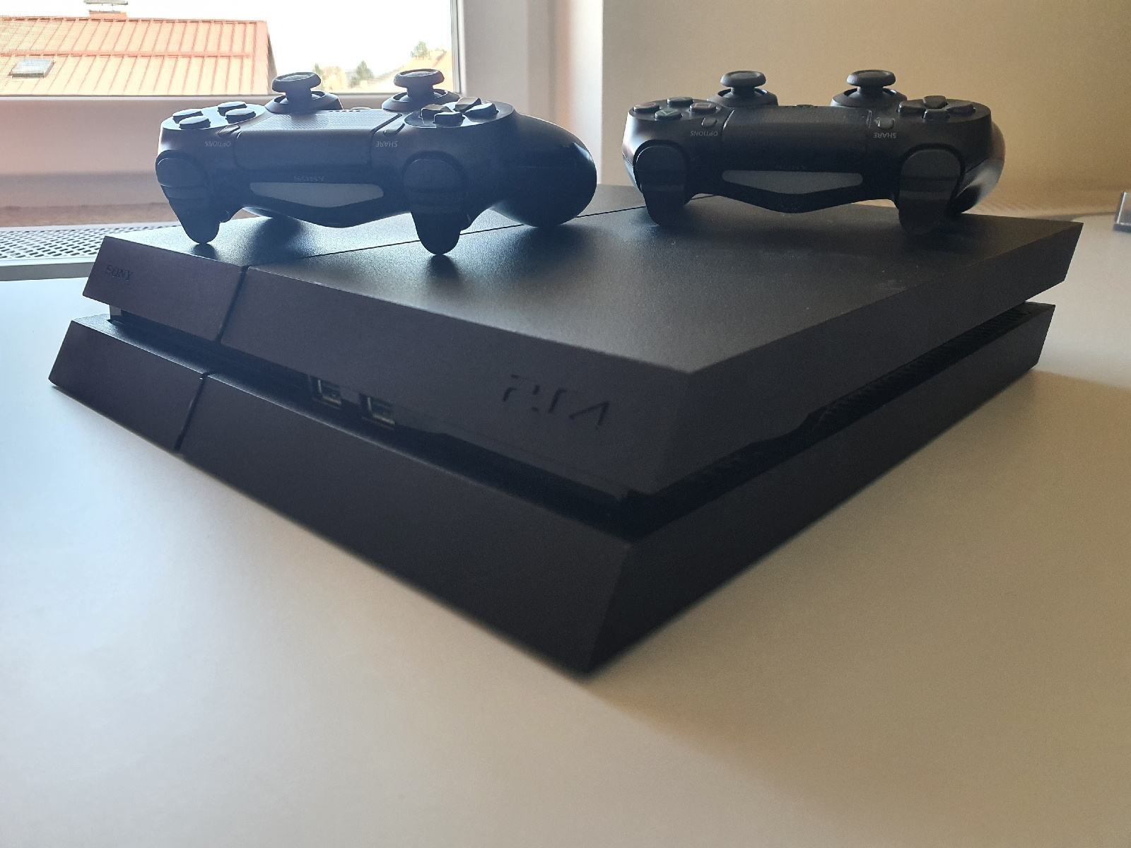 PS4 + 2 controllerja + BONUS Router