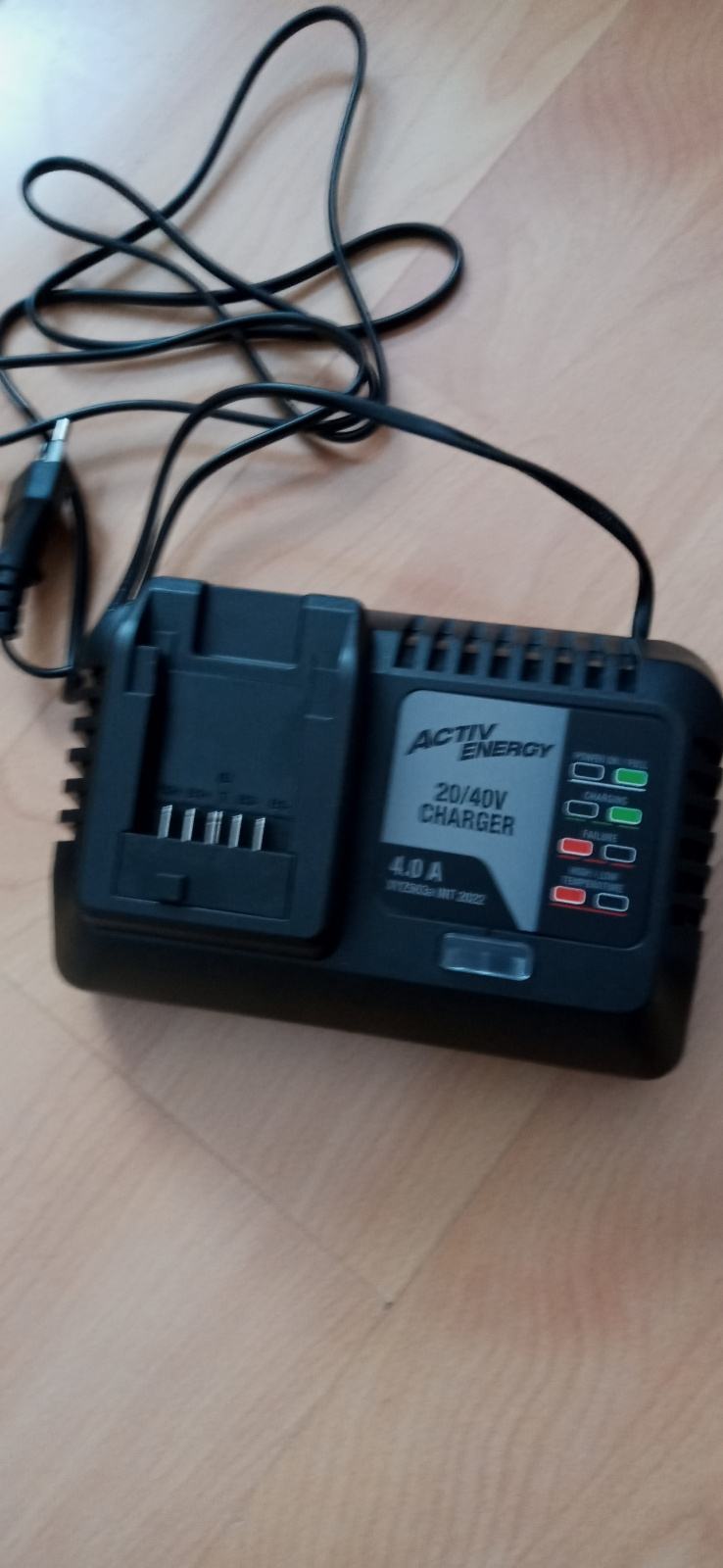 Hitri polnilnik 20/40V 4a