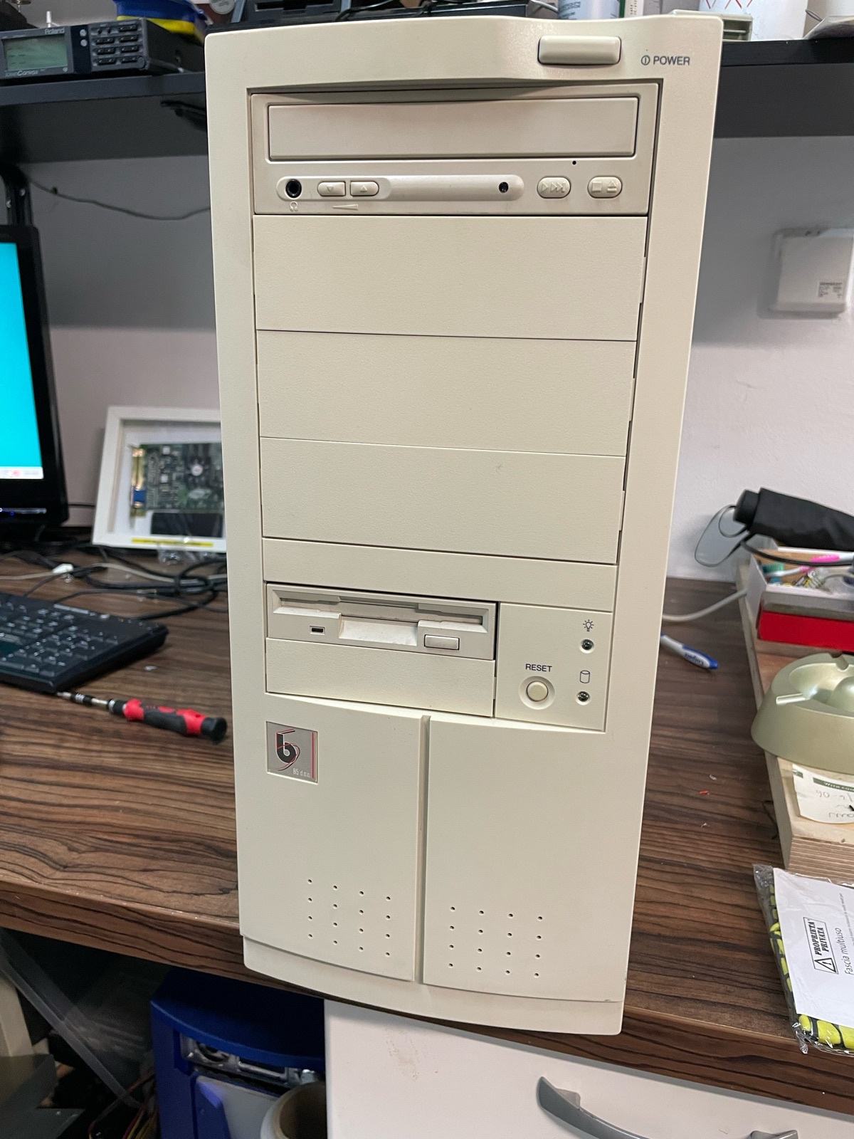 Vieux PC Tour AT – Intel Pentium MMX 200MHz – Windows 98 – Pour Pièces