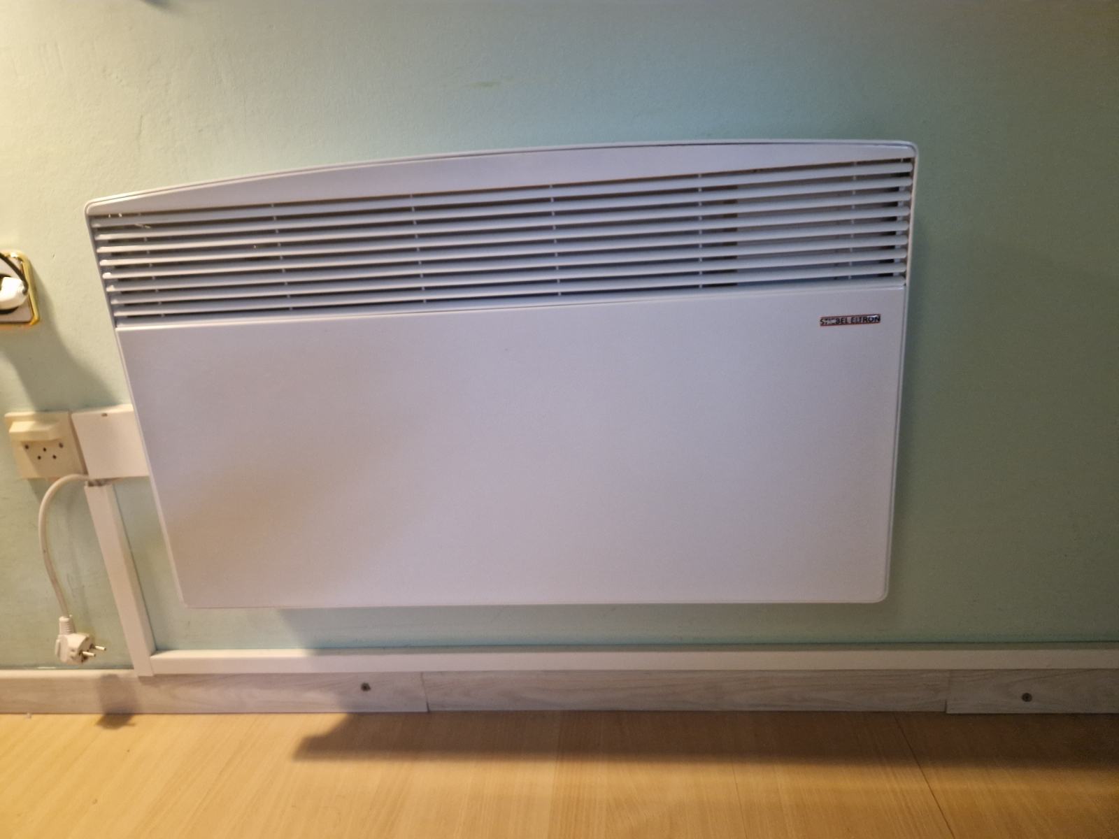 Stenski Radiator Elekrični radiator stenski prodam