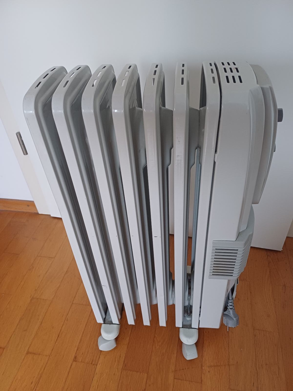 Oljni Radiator Električni oljni radiator DeLonghi