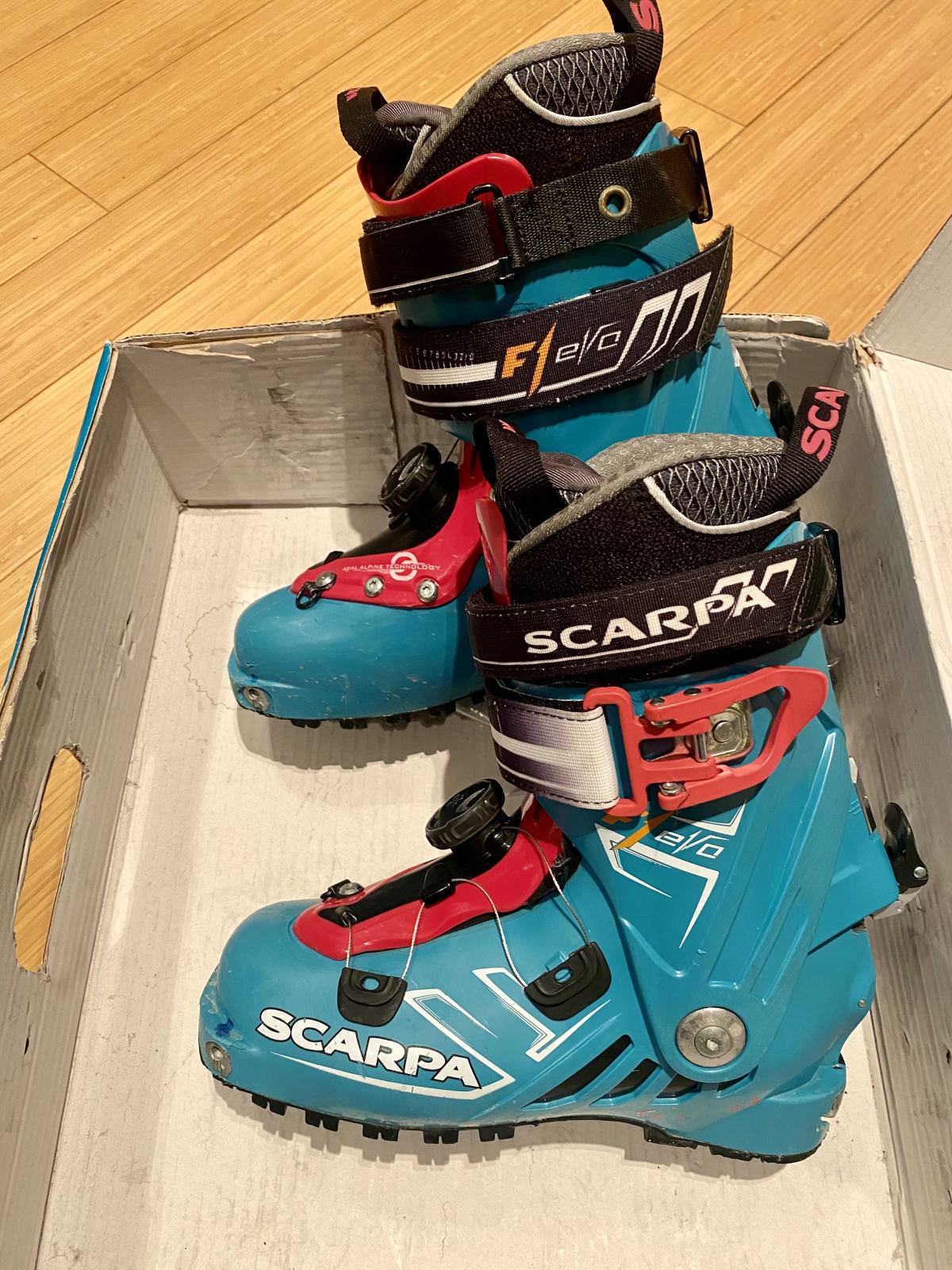 Bottes De Ski Hybrides Légères – Confort Et Performance Pour Skieur Confirmé – Matériaux éco-responsables