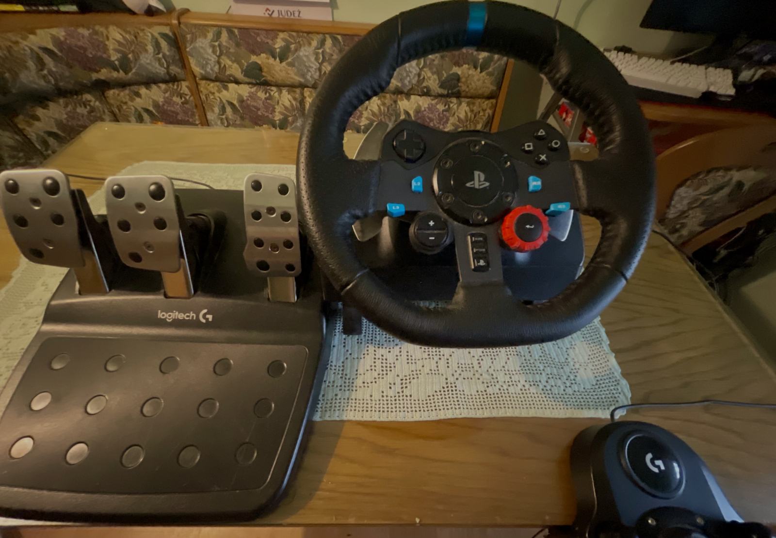 Volan Logitech G29 z menjalnikom in pedali.