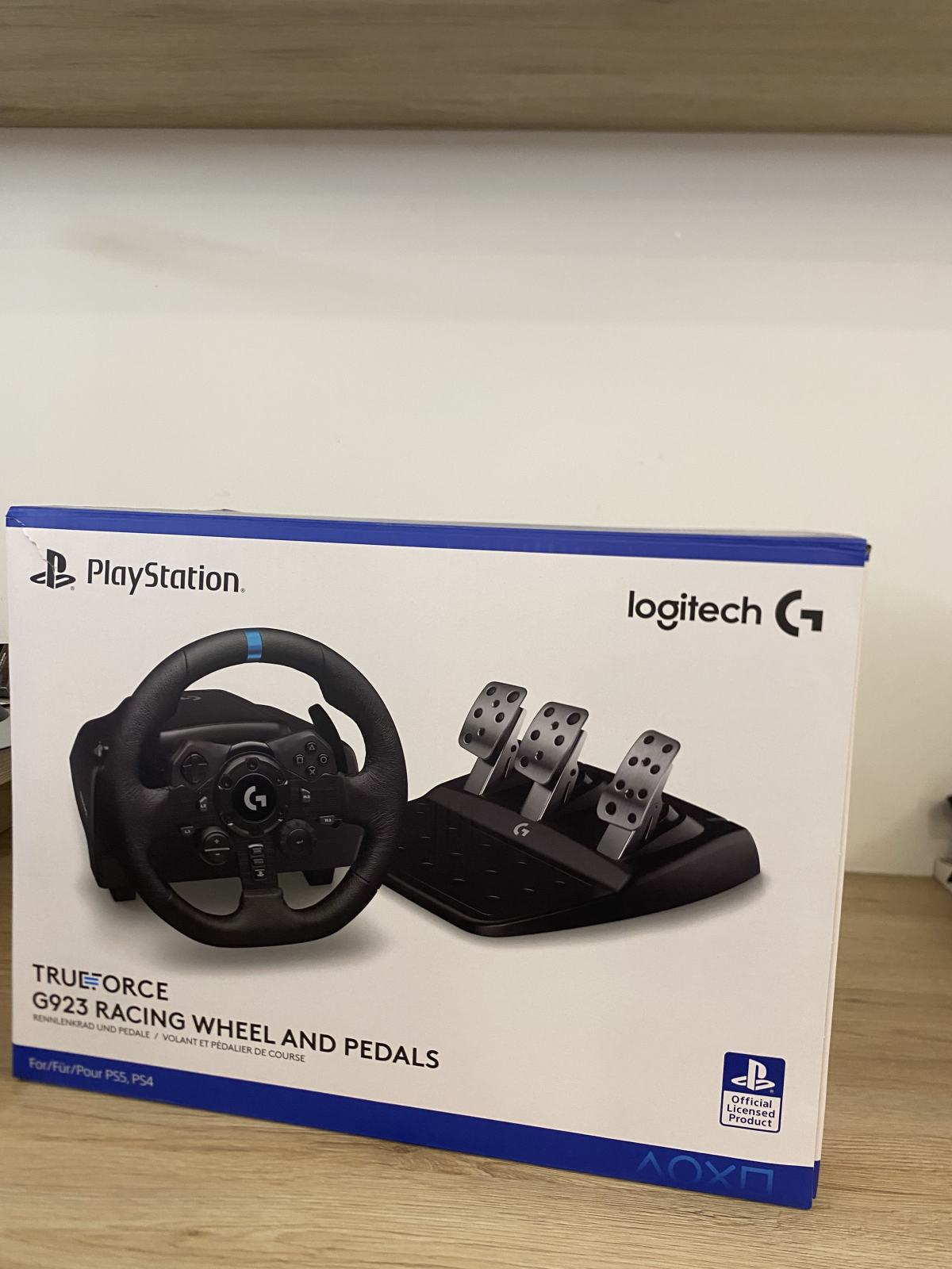 Logitech G923 volan s pedali in Logitech Driving Force Shifter