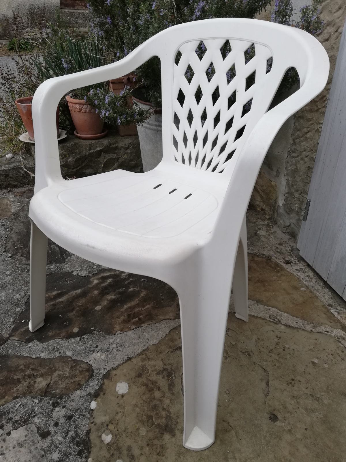 PLASTIČNI VRTNI STOL