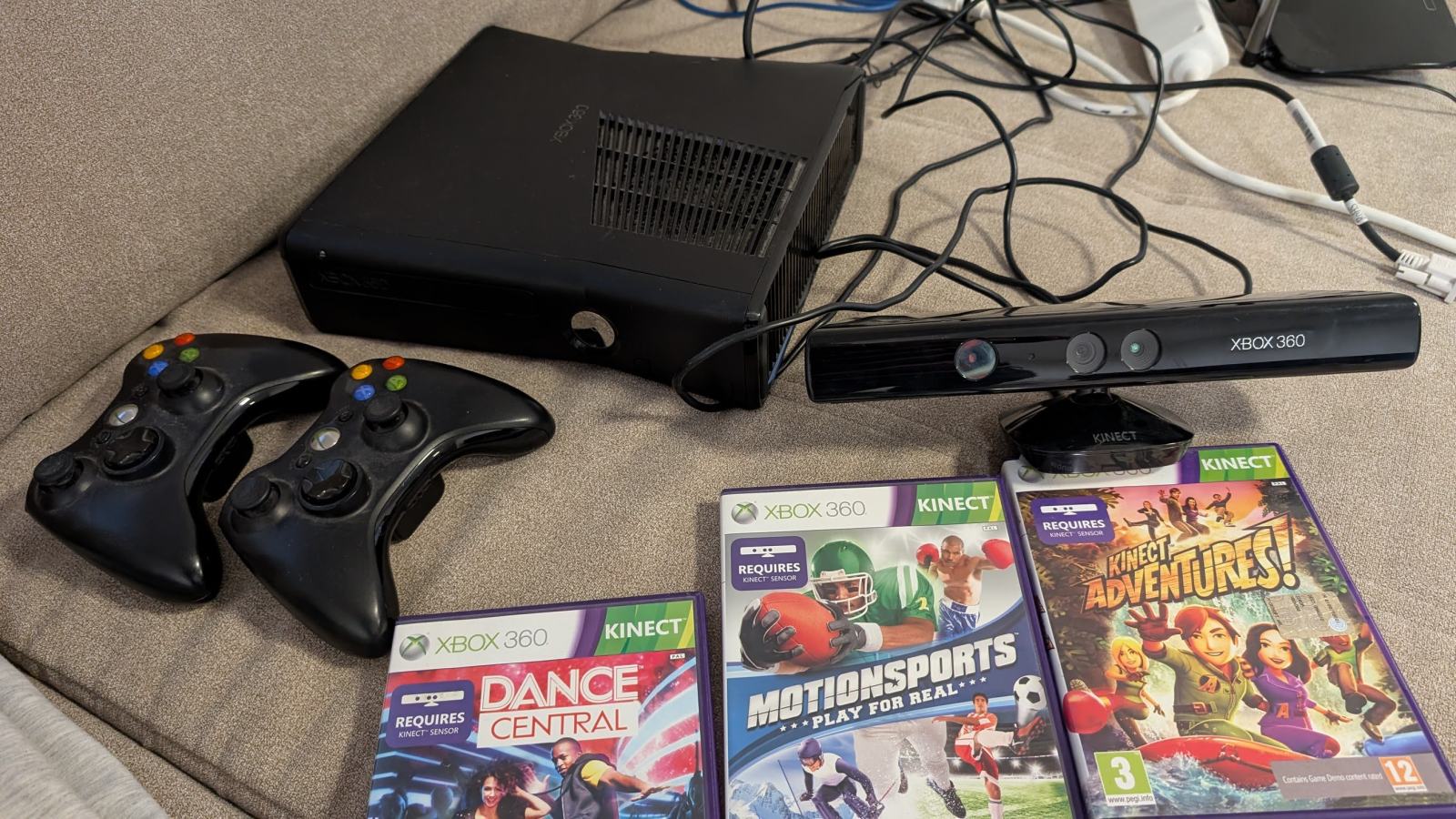 Xbox Kinect Cena Xbox 360 + 2 kontrolerja + kinect