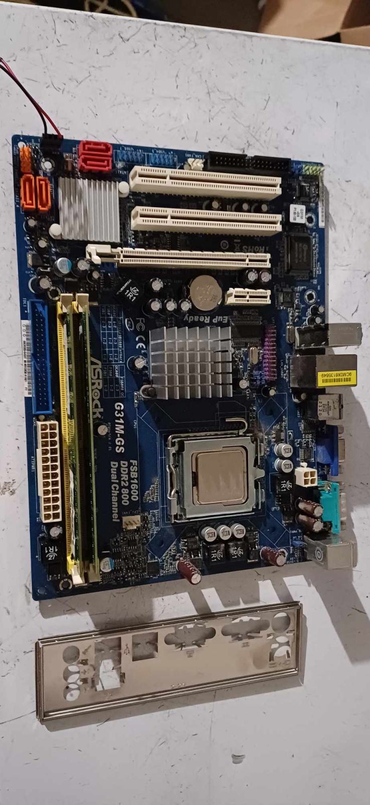 Matična Asrock g31m-gs,+CPU C2D E8400+4GB DDR2+io shield