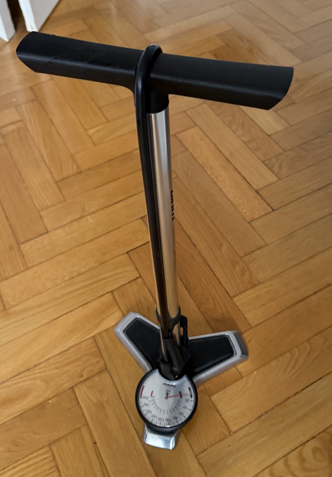 Tlačilka GIANT Control Tower Boost, s komoro za tubeless, 200 psi